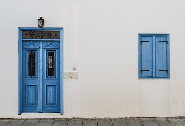 modré dveře a okno