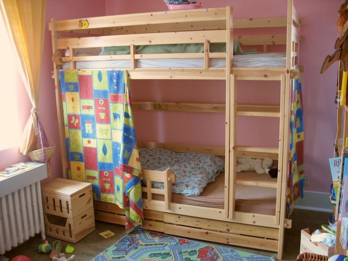 patrová dřevěná postel